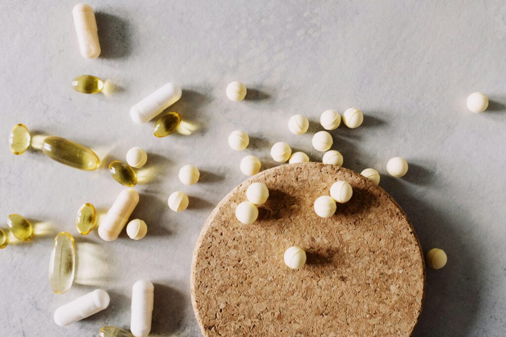 Tabletten und Pillen auf dem Tisch