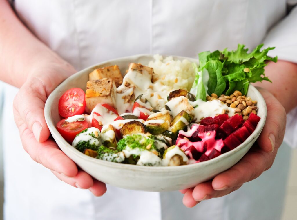 protein Rezepte — bunte Bowl mit Ei, Quark und frischem Gemüse